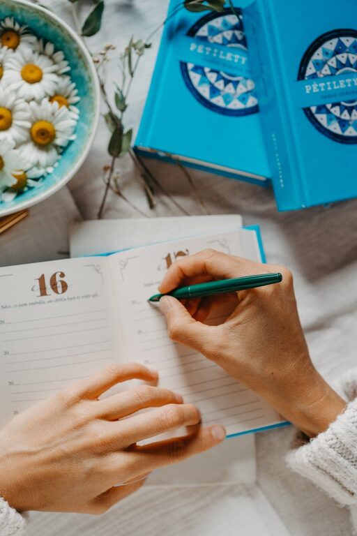 Beginner Guide to Journaling Every Day for a Happier Mind